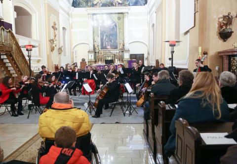 Sárvári vonósok adventi koncertje a Szent László templomban