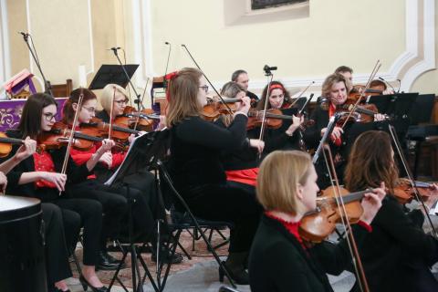 Sárvári vonósok adventi koncertje a Szent László templomban