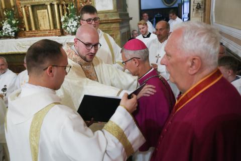 Papszentelés a Szombathelyi Székesegyházban és Újmisék Sárváron
