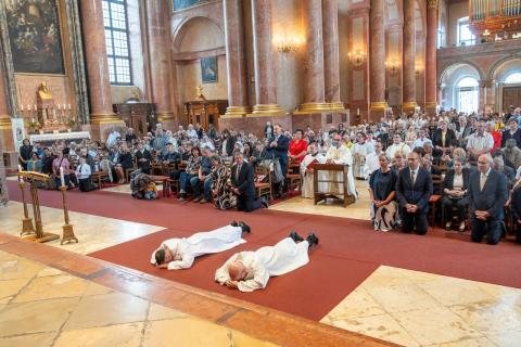Papszentelés a Szombathelyi Székesegyházban és Újmisék Sárváron